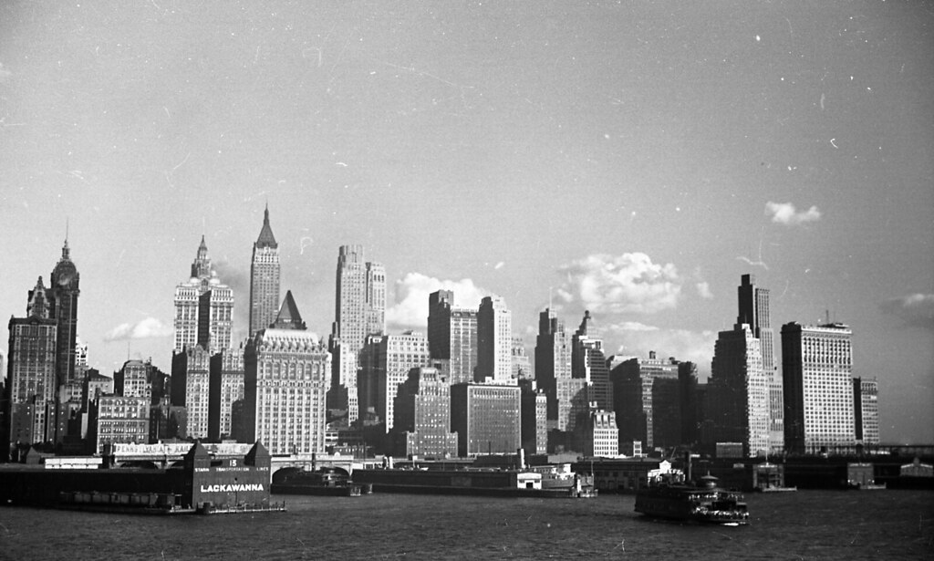Leaving New York on the Queen Mary 1938 0-016